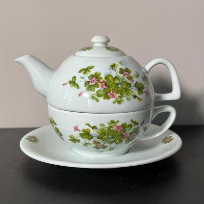 LOT 8K: Teapot Collection & More - Temptations, Precious Moments & More