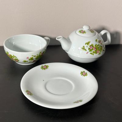 LOT 8K: Teapot Collection & More - Temptations, Precious Moments & More