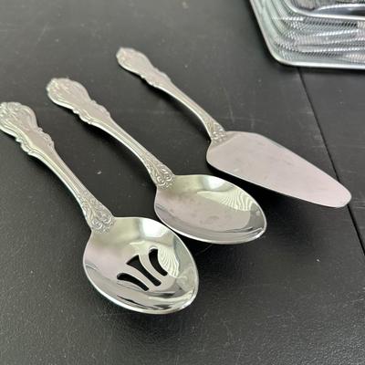 LOT 18K: Reed & Barton Stainless Steel Flatware