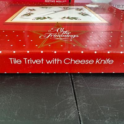 LOT 19L: Christmas Themed Kitchen Decor, China, Glass & More - Gorham, Sakura, Spectrum & More