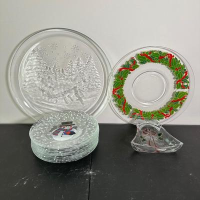 LOT 19L: Christmas Themed Kitchen Decor, China, Glass & More - Gorham, Sakura, Spectrum & More