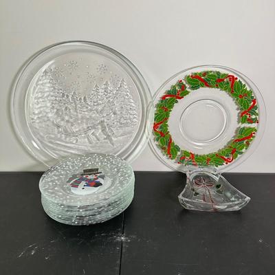 LOT 19L: Christmas Themed Kitchen Decor, China, Glass & More - Gorham, Sakura, Spectrum & More