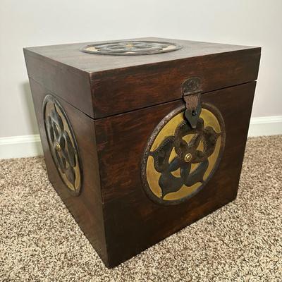 LOT 42L: Beautiful Home Decor - Plant Stand, Glass Jar & More