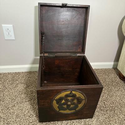 LOT 42L: Beautiful Home Decor - Plant Stand, Glass Jar & More