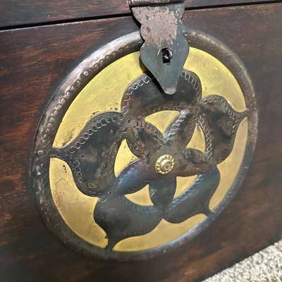 LOT 42L: Beautiful Home Decor - Plant Stand, Glass Jar & More