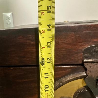 LOT 42L: Beautiful Home Decor - Plant Stand, Glass Jar & More