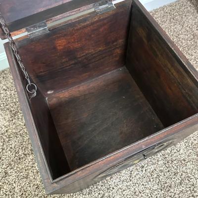 LOT 42L: Beautiful Home Decor - Plant Stand, Glass Jar & More