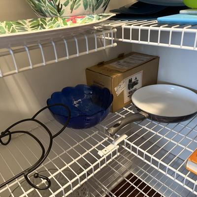 LOT 64K: Large Pantry Closet Clearout!