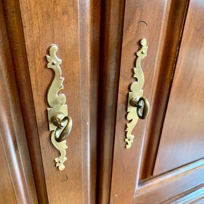 LOT 78 D: Hutch & Extendable Sideboard