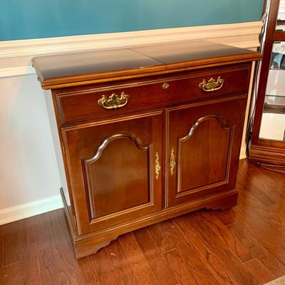 LOT 78 D: Hutch & Extendable Sideboard