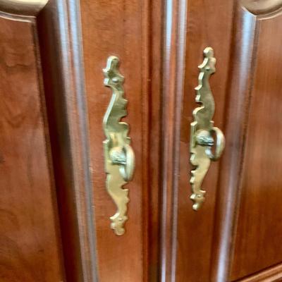 LOT 78 D: Hutch & Extendable Sideboard