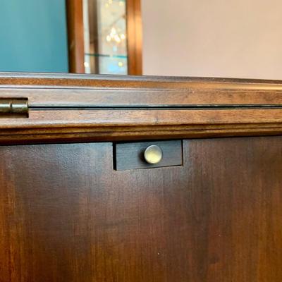 LOT 78 D: Hutch & Extendable Sideboard