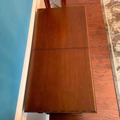 LOT 78 D: Hutch & Extendable Sideboard