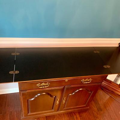 LOT 78 D: Hutch & Extendable Sideboard