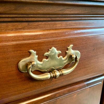 LOT 78 D: Hutch & Extendable Sideboard