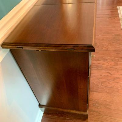 LOT 78 D: Hutch & Extendable Sideboard