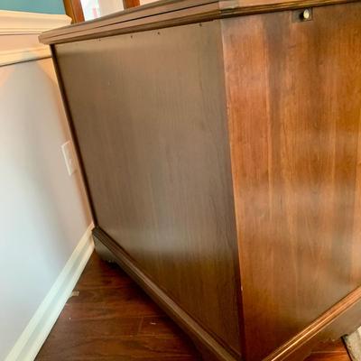 LOT 78 D: Hutch & Extendable Sideboard