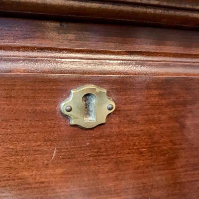 LOT 78 D: Hutch & Extendable Sideboard