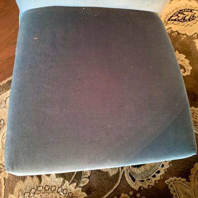 LOT 79 D: Dining Room Table, 6 Dining Chairs, Extra Leaf, & Pads