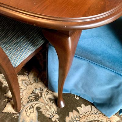 LOT 79 D: Dining Room Table, 6 Dining Chairs, Extra Leaf, & Pads