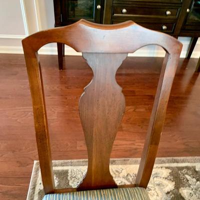 LOT 79 D: Dining Room Table, 6 Dining Chairs, Extra Leaf, & Pads