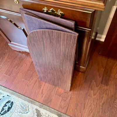 LOT 79 D: Dining Room Table, 6 Dining Chairs, Extra Leaf, & Pads