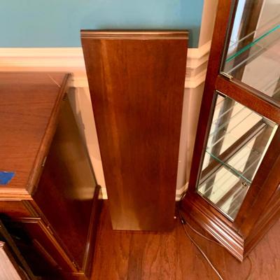 LOT 79 D: Dining Room Table, 6 Dining Chairs, Extra Leaf, & Pads