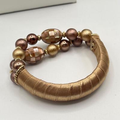 LOT 100J: Necklaces, Bracelets and Earrings