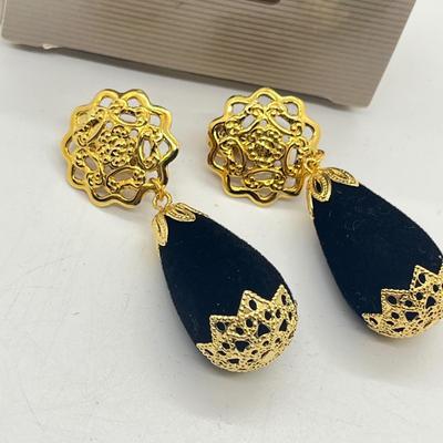 LOT 150J: Avon Jewelry in Original Boxes