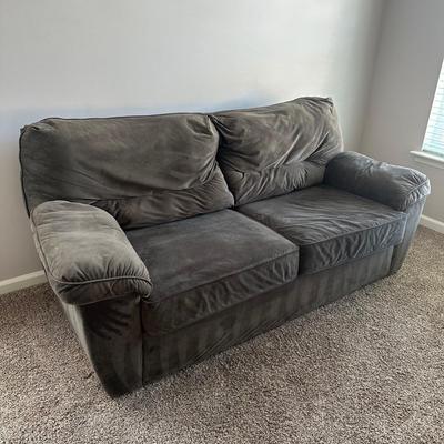 LOT 178L: Couch/Pullout Bed