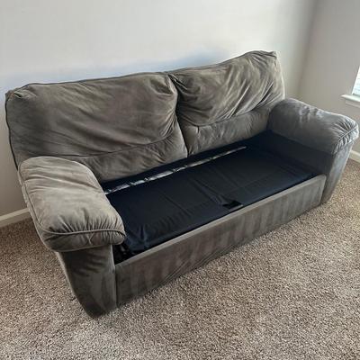 LOT 178L: Couch/Pullout Bed