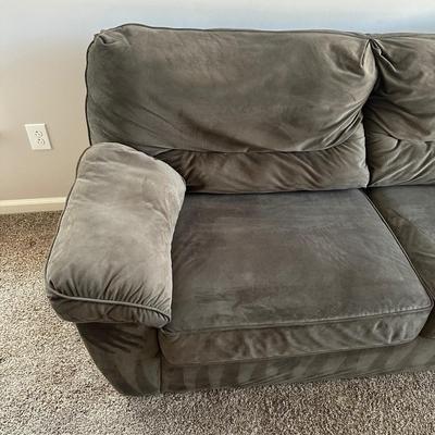 LOT 178L: Couch/Pullout Bed