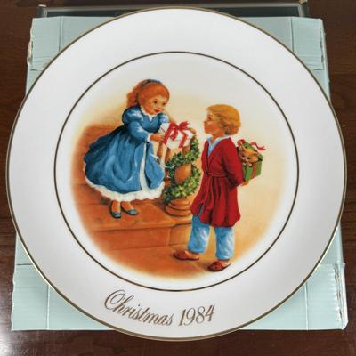 LOT 182L: Vintage Avon Christmas Memories Series Plates w/ Boxes - 1981-1984