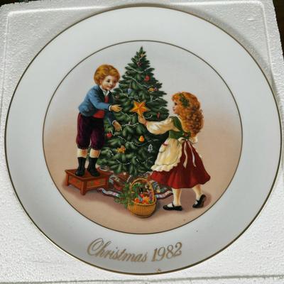 LOT 182L: Vintage Avon Christmas Memories Series Plates w/ Boxes - 1981-1984