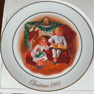 LOT 182L: Vintage Avon Christmas Memories Series Plates w/ Boxes - 1981-1984