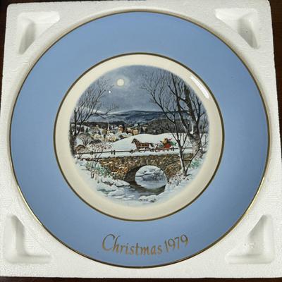 LOT 183L: Vintage Avon Christmas Plates w/ Boxes - 1975-1979