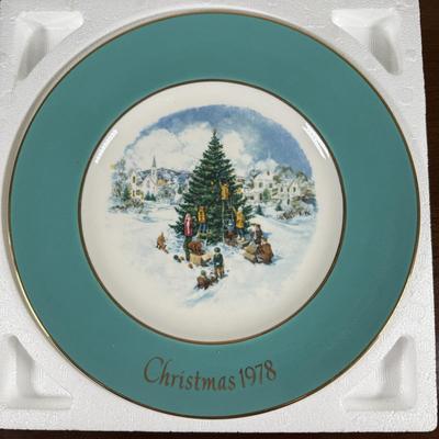 LOT 183L: Vintage Avon Christmas Plates w/ Boxes - 1975-1979