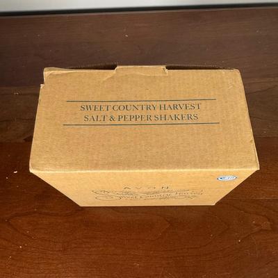 LOT 185L: Avon - Vintage Christmas Plates, Sweet Country Harvest S&P Shakers & Country Den Ceramic Tankard - all w/ Boxes