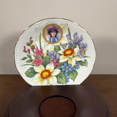 LOT 187L: Avon Honor Society Mrs. P.F.E. Albee Commemorative Tea Cup & Saucer Sets w/ Boxes - 1991, 1994-1997