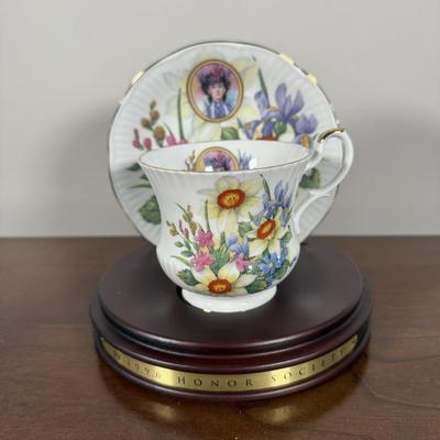 LOT 187L: Avon Honor Society Mrs. P.F.E. Albee Commemorative Tea Cup & Saucer Sets w/ Boxes - 1991, 1994-1997