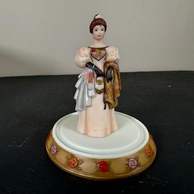 LOT 195D: Avon Mini Mrs PFE Albee Figurines w/ Cloche Displays & Boxes 1995-2000