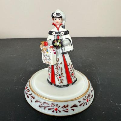 LOT 195D: Avon Mini Mrs PFE Albee Figurines w/ Cloche Displays & Boxes 1995-2000