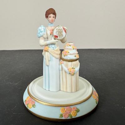 LOT 196D: Avon Mini Mrs PFE Albee Figurines w/ Cloche Displays & Boxes 2001-2002, 2004, 2007-2008 & 2009