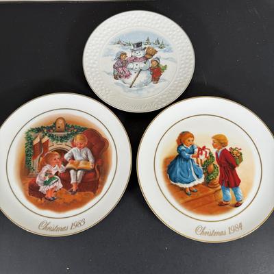 LOT 198D: Christmas Gifts & Home Decor - Avon, Homco Denim Days Santa, Lenox, Norman Rockwell & More