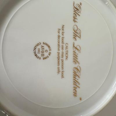 LOT 198D: Christmas Gifts & Home Decor - Avon, Homco Denim Days Santa, Lenox, Norman Rockwell & More