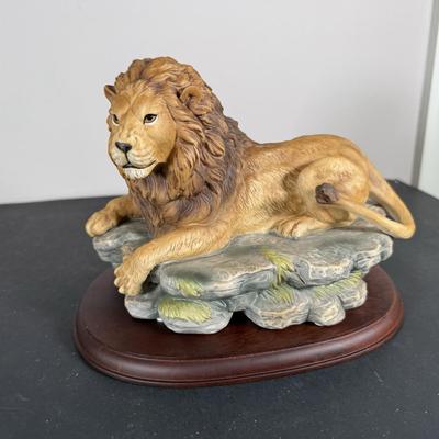 LOT 200D: 1986 Edwin M Knowles Sound of Music Plate, 1973 Avon Betsy Ross Plates, Images of Hollywood Scarlett O’Hara Figurine, Homco...