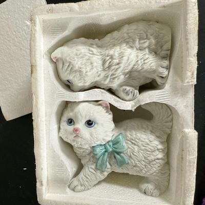 LOT 200D: 1986 Edwin M Knowles Sound of Music Plate, 1973 Avon Betsy Ross Plates, Images of Hollywood Scarlett O’Hara Figurine, Homco...