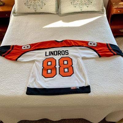 LOT 206 M: Philadelphia Flyers Hockey Jersey's: John LeClair #10 Size XL & Eric Lindros #88 Size Medium