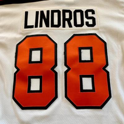 LOT 206 M: Philadelphia Flyers Hockey Jersey's: John LeClair #10 Size XL & Eric Lindros #88 Size Medium