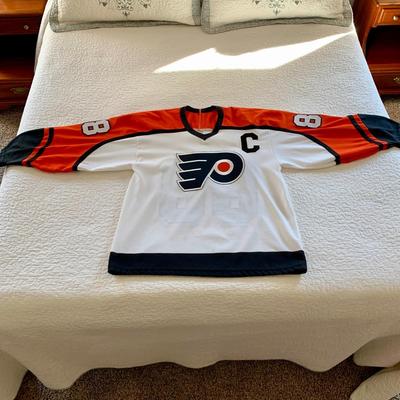 LOT 206 M: Philadelphia Flyers Hockey Jersey's: John LeClair #10 Size XL & Eric Lindros #88 Size Medium